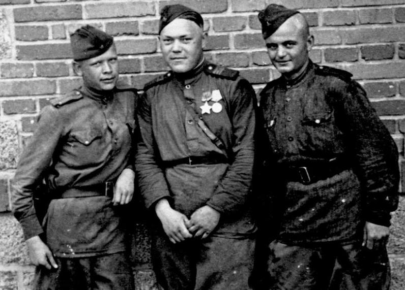 Соколов Н.Н. (в центре) с однополчанами. Май 1945 г