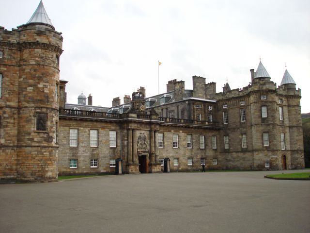 Дворец Hollyrood House в Эдинбурге