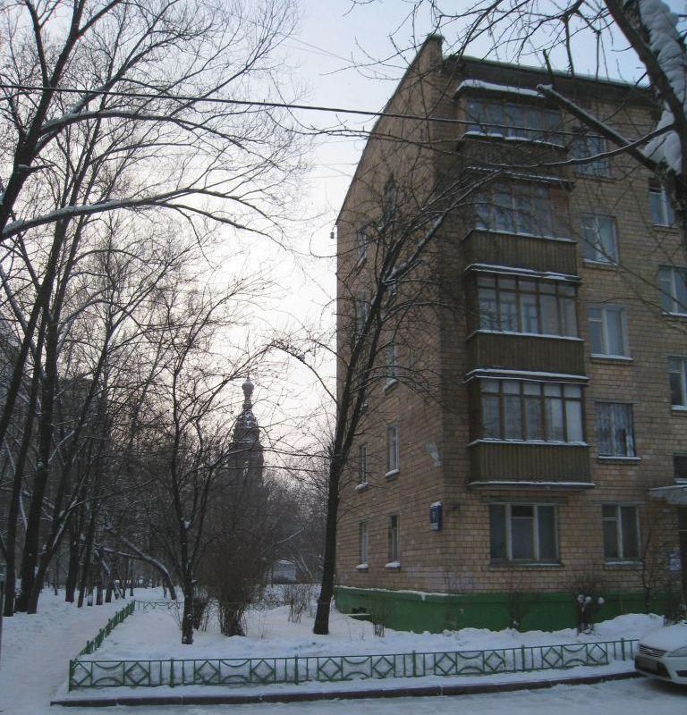 Угол дома 9. Вдали колокольня Головинского монастыря. фото 2010 г.