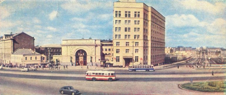 Октябрьская пл. Открытка 1961 г. 2-этажный домик слева от метро - наш