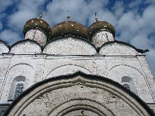 Купола Рождественского собора в Суздале