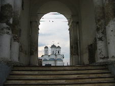 Вид через арку колокольни Ризоположенского монастыря в Суздале