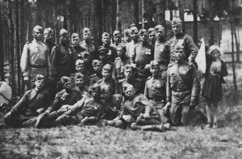 Бойцы 109-го гвардейского отдельного истребительно-противотанкового дивизиона в мае 1945г