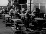 К.Д. Хмелькова (вторая справа) в цеху 30-го завода. 1942 г.
