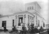 Семья архитектора Шехтеля у собственного дома на Петербургском ш. Конец 1890-х г.г.